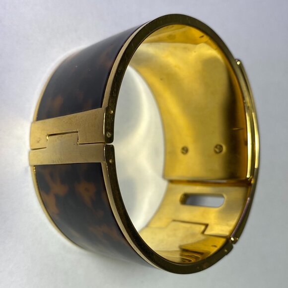 Michael Kors Turn Lock Tortoise Print Bracelet - Picture 3 of 8